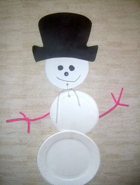 Muñecos de nieve con platos de papel