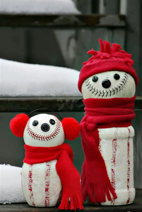 Muñecos de nieve con envases reciclados y pelota