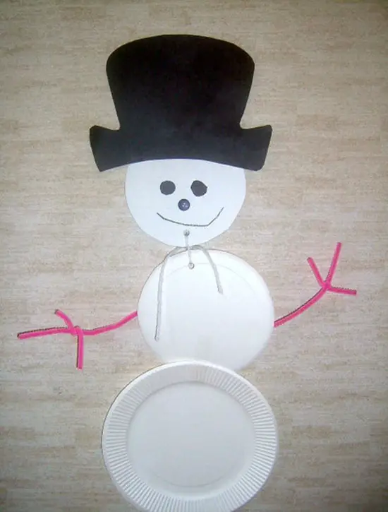 Muñeco de nieve con platos de papel