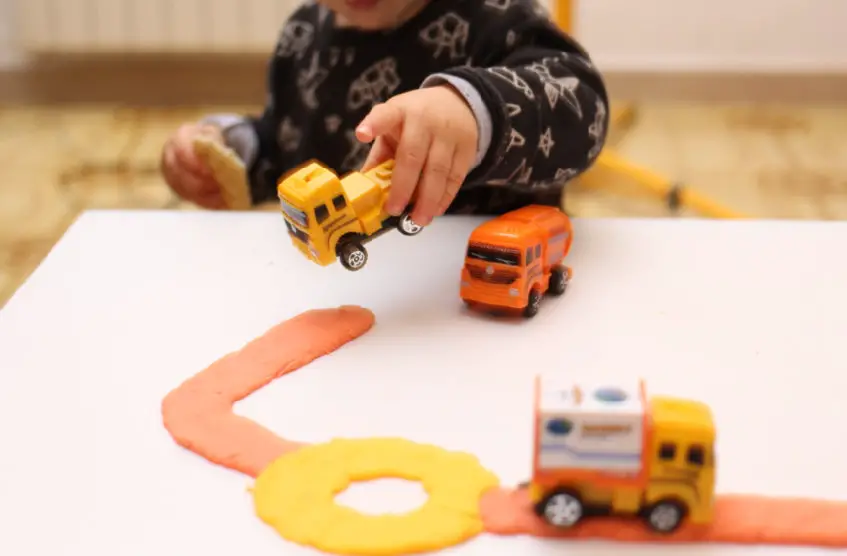 Actividad de interior para jugar con plastilina
