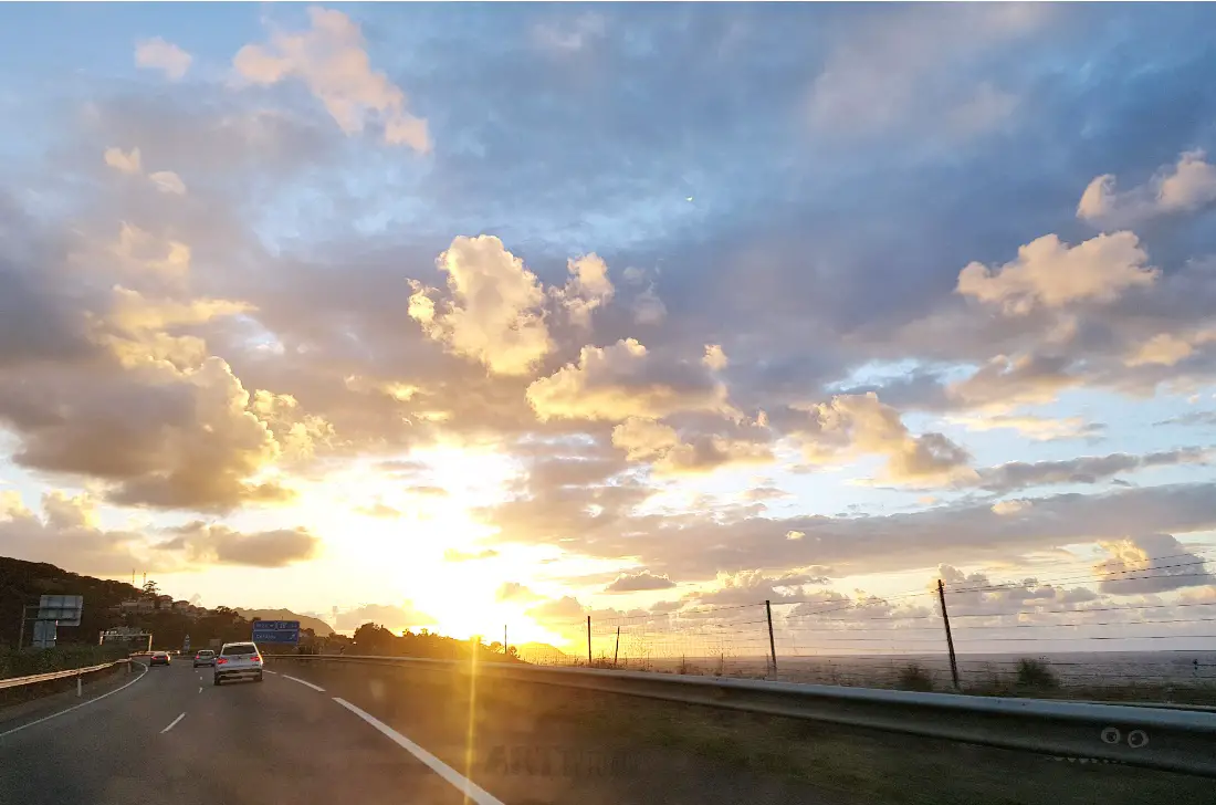 Observar el cielo y las nubes