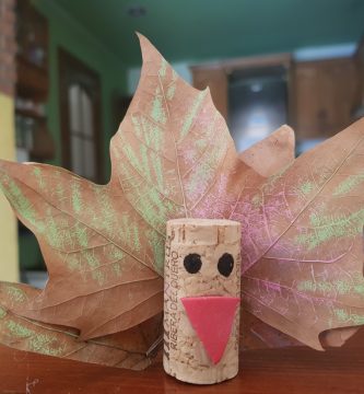 PAVOS DE CORCHO: UN DIVERTIDO Y FÁCIL ARTE DE ACCIÓN DE GRACIAS PARA LA DECORACIÓN DE LA MESA