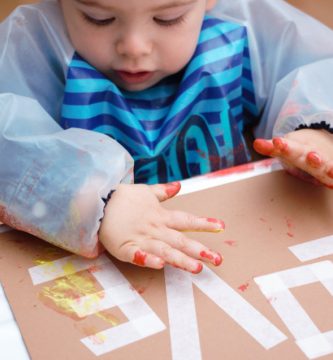 Pintar letras de amor con cinta adhesiva