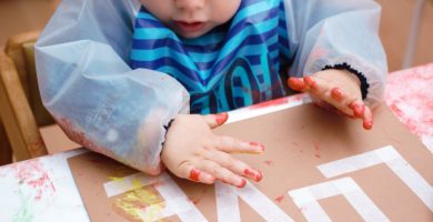 Pintar letras de amor con cinta adhesiva