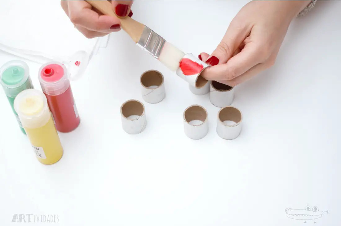 Pintar rollos de papel para actividad preescolar