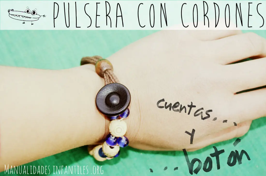 Pulsera con cordones de zapato cuentas y un boton