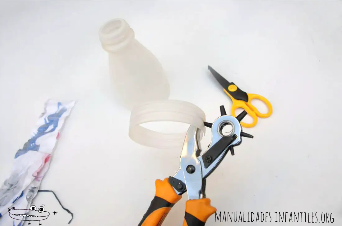 hacer agujeros a la pulsera reciclada