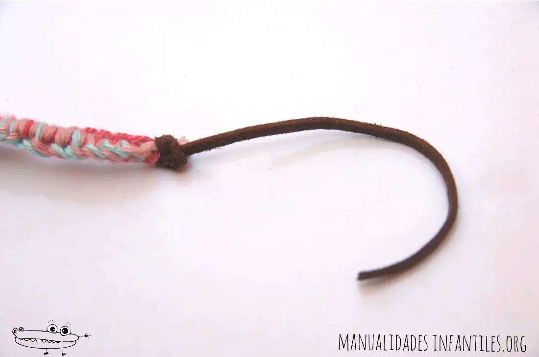 Pulsera de nudo plano paso 6