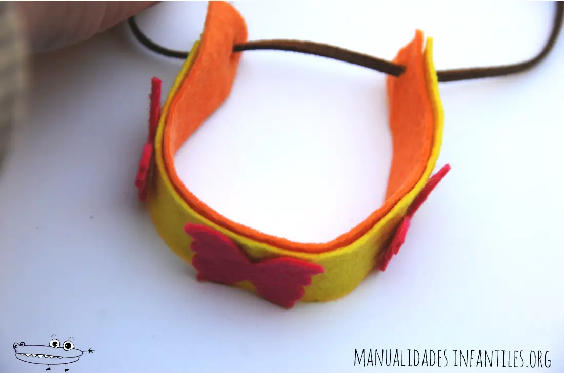 Pulsera mariposas fieltro paso 5