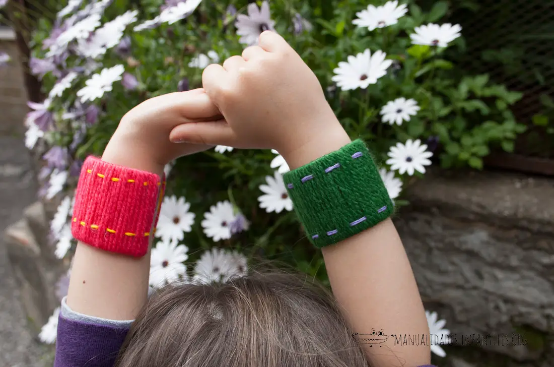 Pulseras con rollos y lana