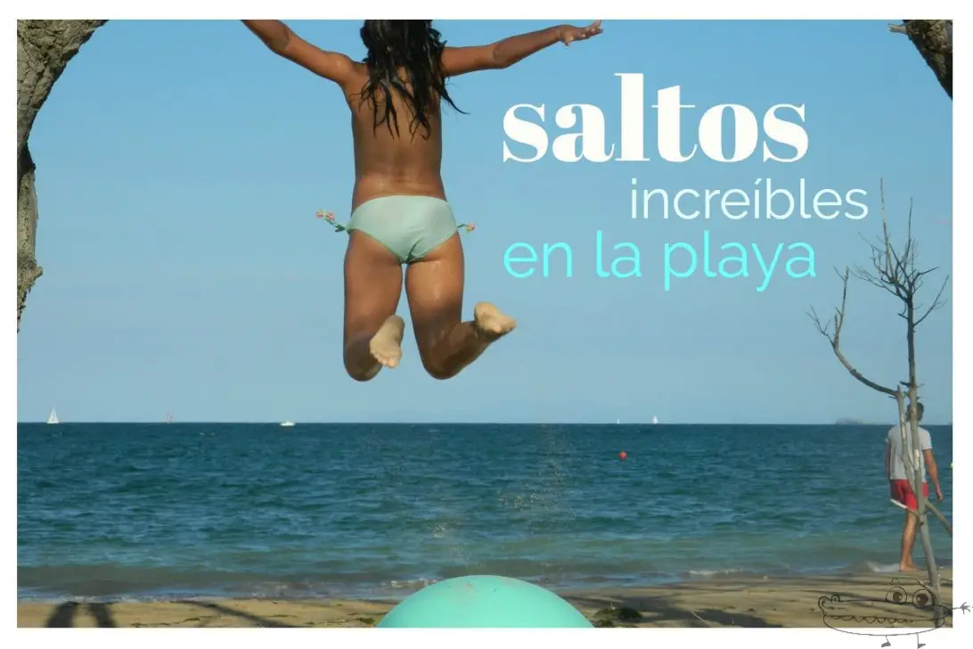 Saltos sobre pelotas en la playa