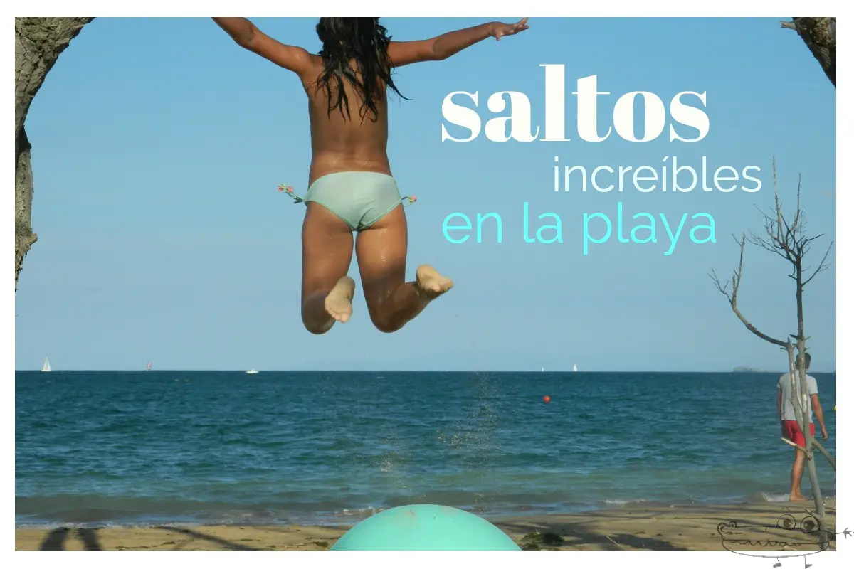 Saltos sobre pelotas en la playa