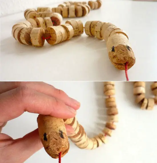 serpiente reciclada con tapones de corcho