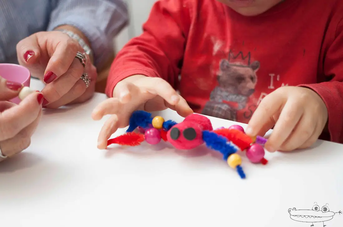 Actividades de preescolar para Halloween araña enhebrar cuentas