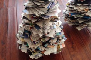 Árbol de Navidad con periodico reciclado