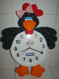 reloj decorado con goma eva