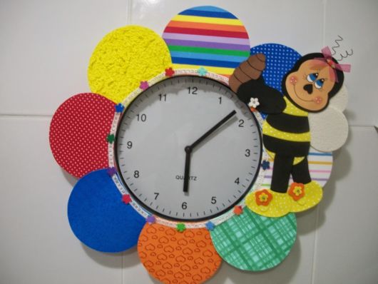 reloj de flores y abeja decorado con goma eva