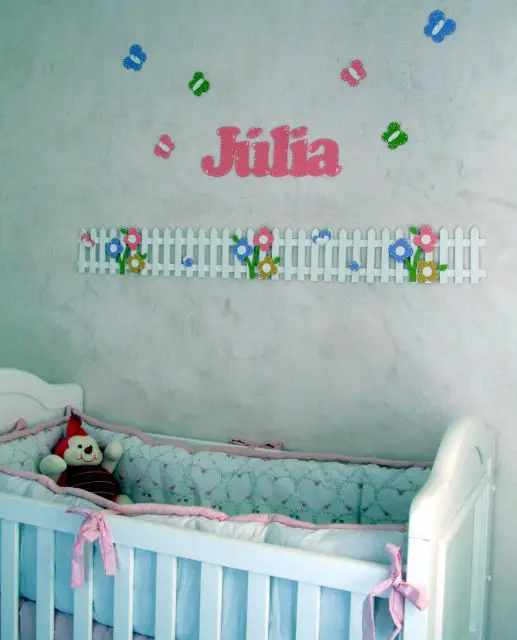 decoración de la habitación del bebé con goma eva letras