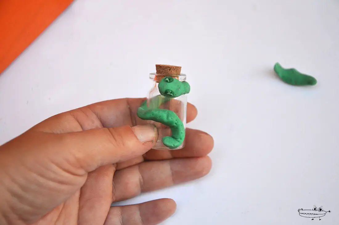 botella decorada con fimo para veneno de serpiente