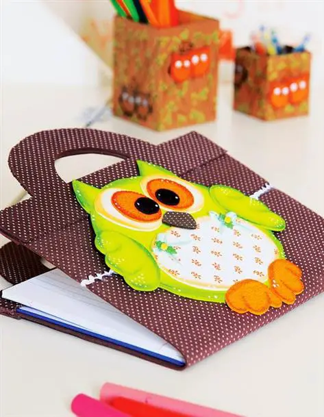 funda de cuaderno en goma eva fácil