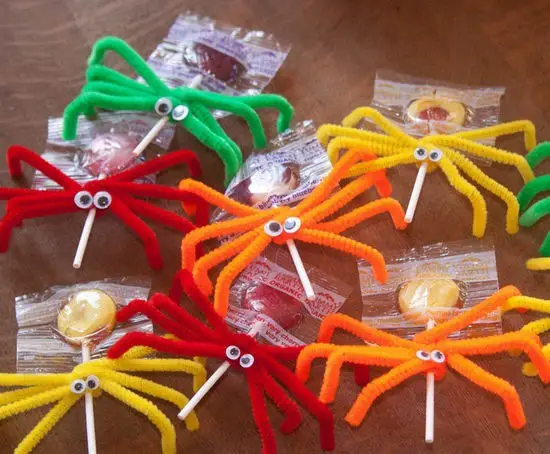 chupachups con arañas de limpiapipas