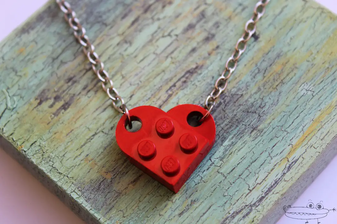 colgante corazón hecho con lego