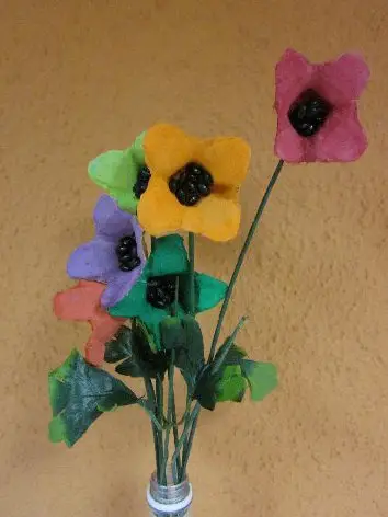 flores con hueveras de carton