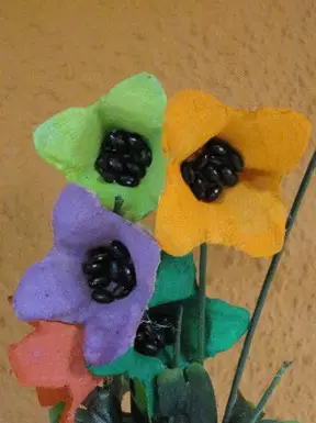 flores con hueveras de carton