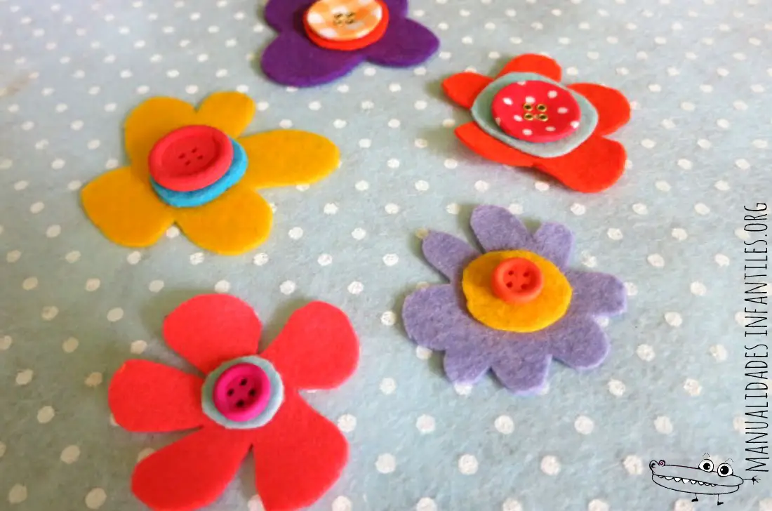 flores de fieltro y botones para decorar