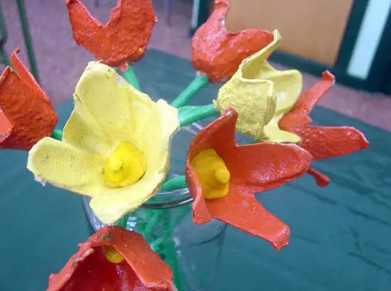 flores recicladas con hueveras