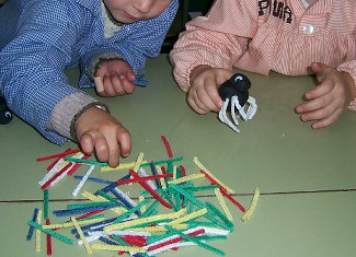 hacer arañas de plastilina para halloween