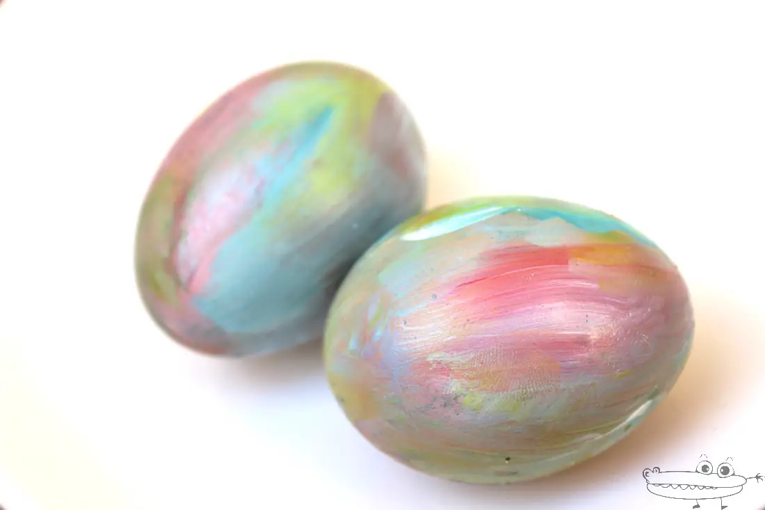 huevos decorados con pintura y espuma de afeitar