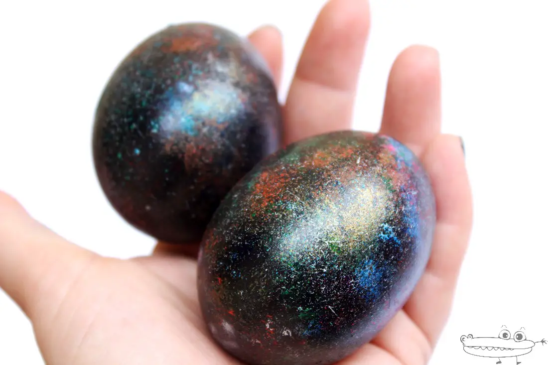 pintar una galaxia en un huevo