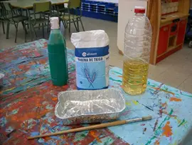 materiales para hacer el experimento con pintura y vinagre y sal