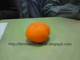 hacer una bola de plastilina para la calabaza