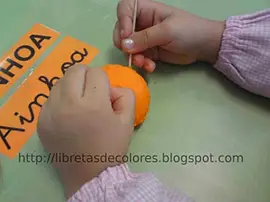 marcar las rallas de la calabaza con un palillo