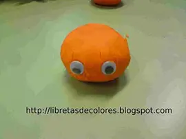 poner unos ojos móviles a la calabaza de plastilina