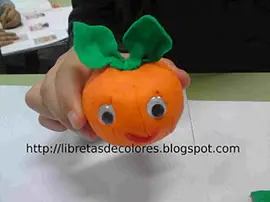 ponerle las hojas a la calabaza de plastilina