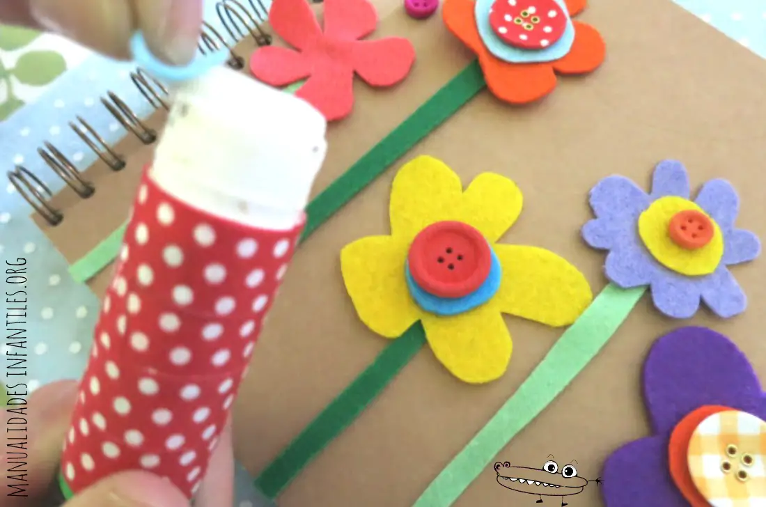 libreta decorada con flores