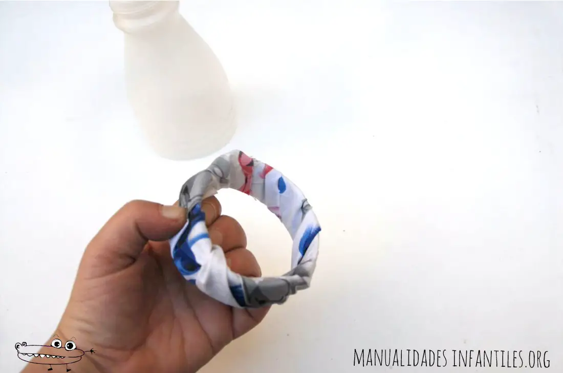 Pulsera de botella de plastico y tela