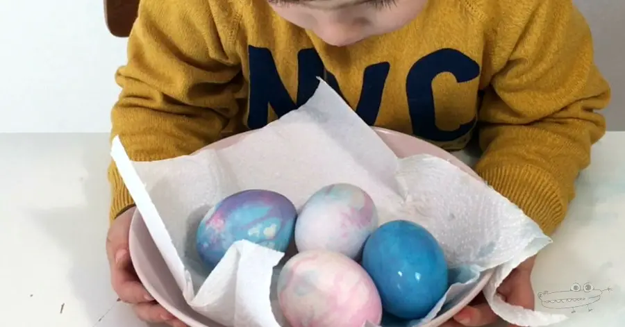 pintando huevos con niños de preescolar