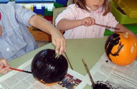 pintar de negro la calabaza de halloween