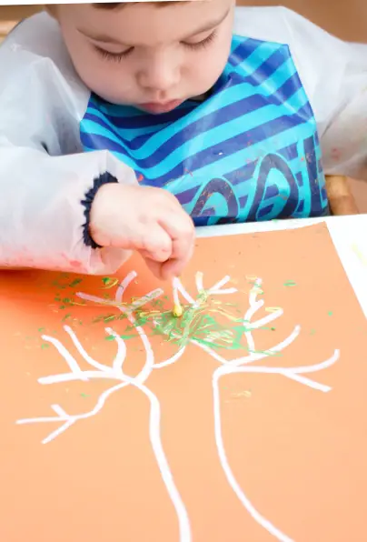 Árbol puntillista arte con niños de preescolar -Manualidades Infantiles