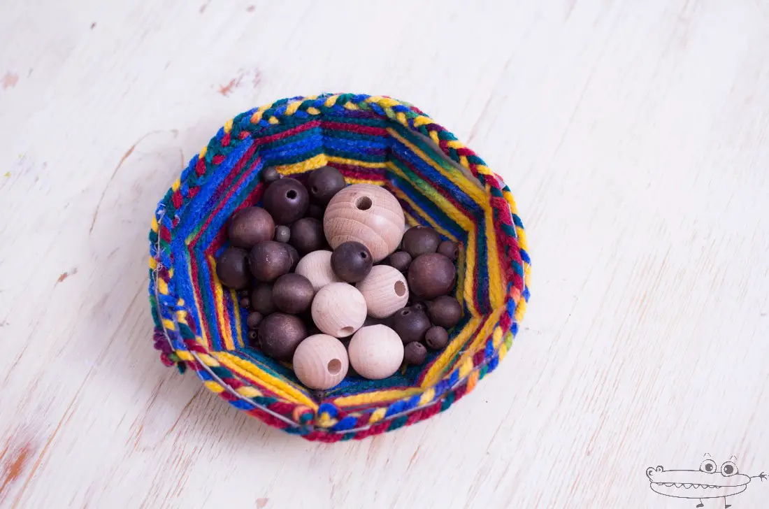 Tejer con niños un plato