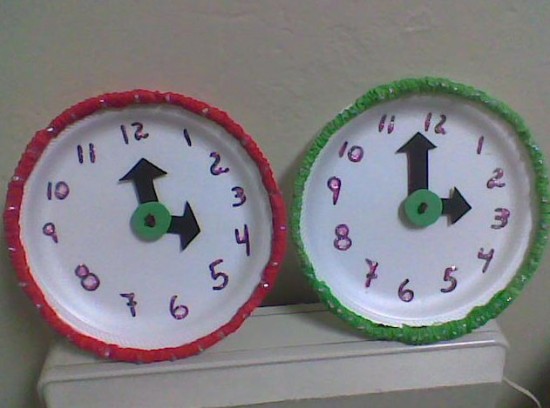 reloj con platos de papel