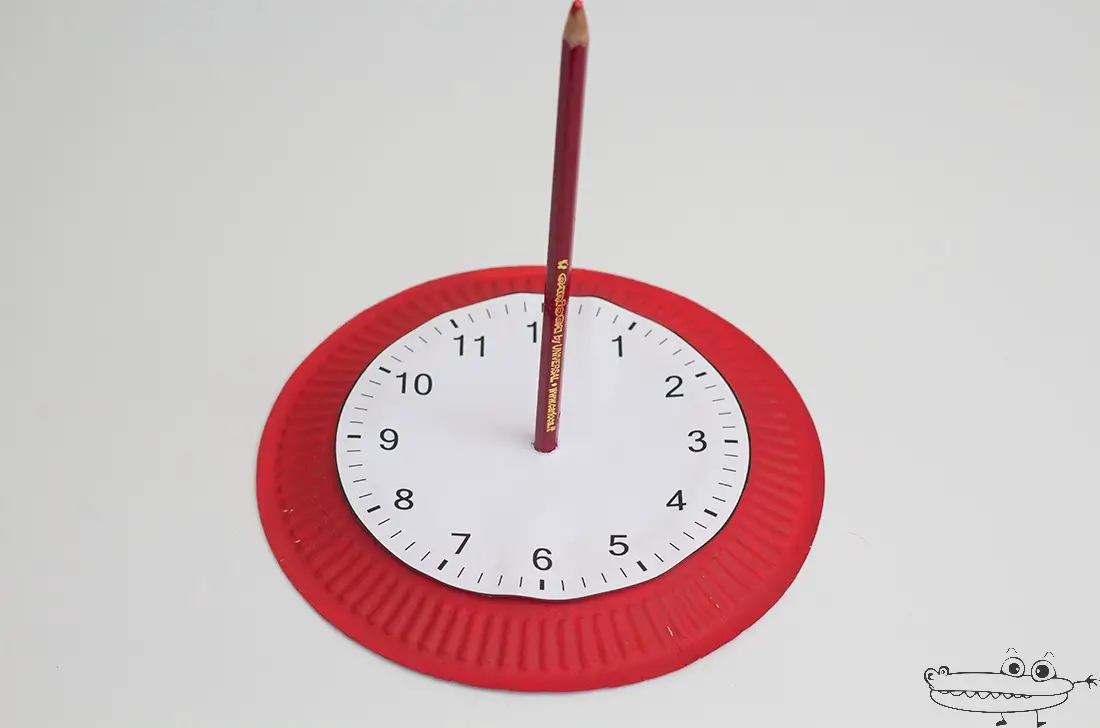 reloj solar con plato de papel