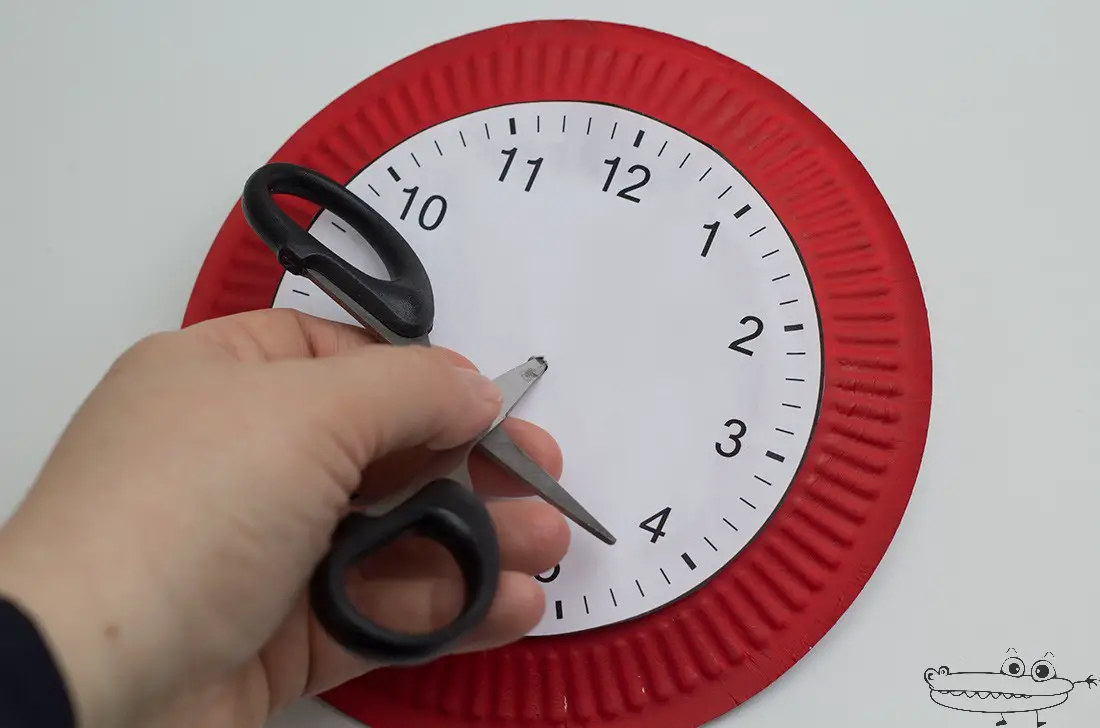 Reloj solar con plato de papel