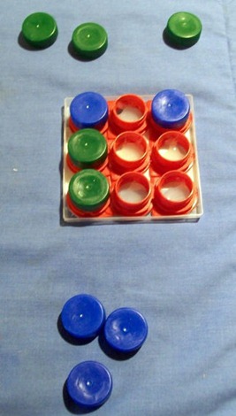 tres en ralla con tapones reciclados